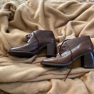 Beautiful Brown size 6 medium. Dark brown very comfortable.
